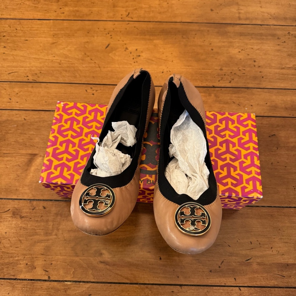 Tory Burch Caroline Elastic Ballet Flats - Sand/Black, Size 8